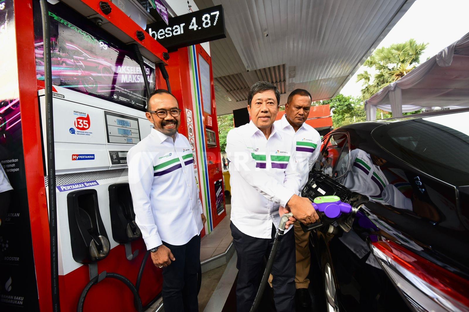 Direktur Logistik & Infrastruktur Pertamina Alfian Nasution melakukan pengisian Bahan Bakar Pertamax Green 95 saat acara pengenalan bahan bakar Pertamax Green 95 di SPBU Pertamina 31.128.02, MT Haryono, Tebet, Jakarta Selatan, Senin (24/07/2023).